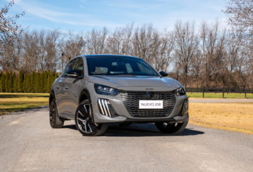 Foto frontal do Peugeot 208 GT 2025.