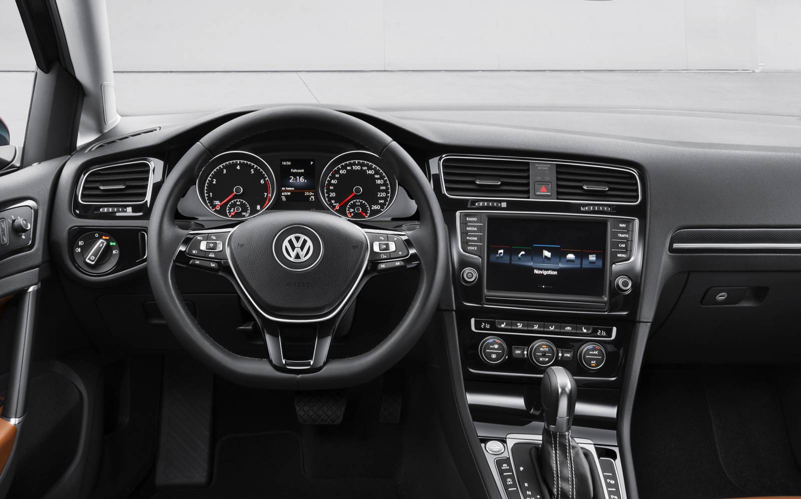 Foto interna do Volkswagen Golf 1.4 TSI (2014-2017), exibindo o painel de instrumentos, volante multifuncional e a central multimídia