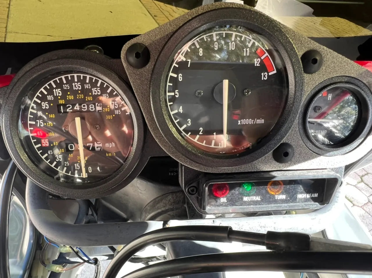 Foto do painel de instrumentos do Yamaha FZR 1000 (1993-1995).