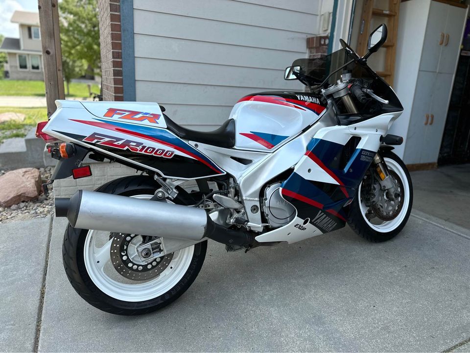 Foto traseira da Yamaha FZR 1000 (1993-1995).