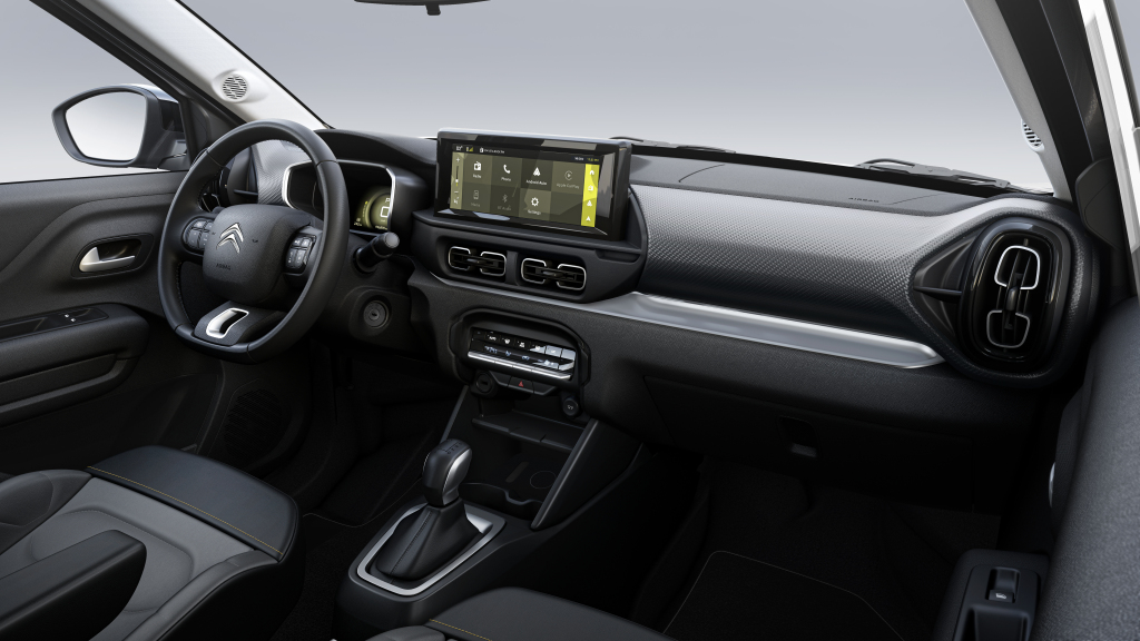Foto interna do Citroen Basalt First Edition 2025, exibindo o volante multifuncional, painel de instrumentos digial, central multimídia e parte dos bancos. 