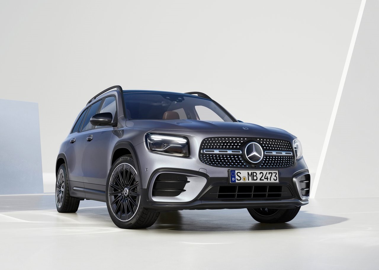 Foto exibindo a dianteira e a lateral do Mercedes-AMG GLB 2025.