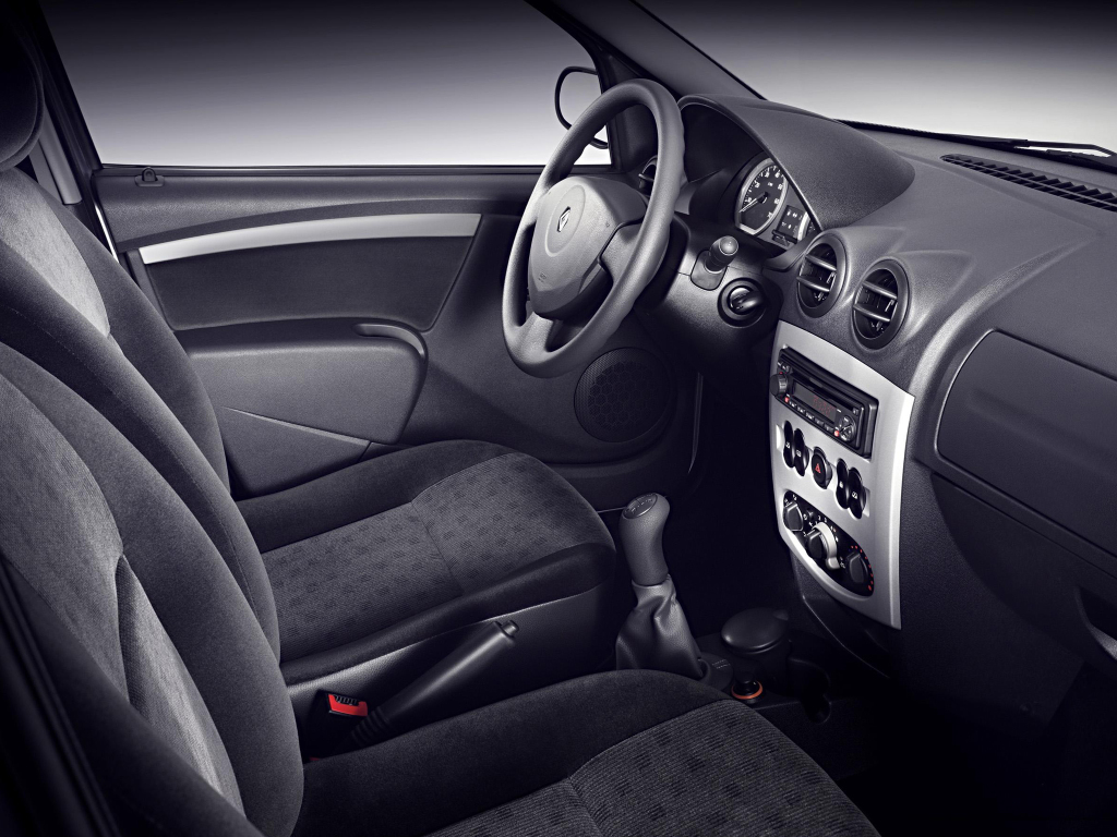 Foto interna do Renault Logan Expression 1.6 (2008-2017), exibindo o painel de instrumentos, volante e parte dos bancos.