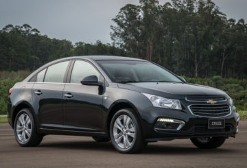 Foto frontal do Chevrolet Cruze LTZ 2015.