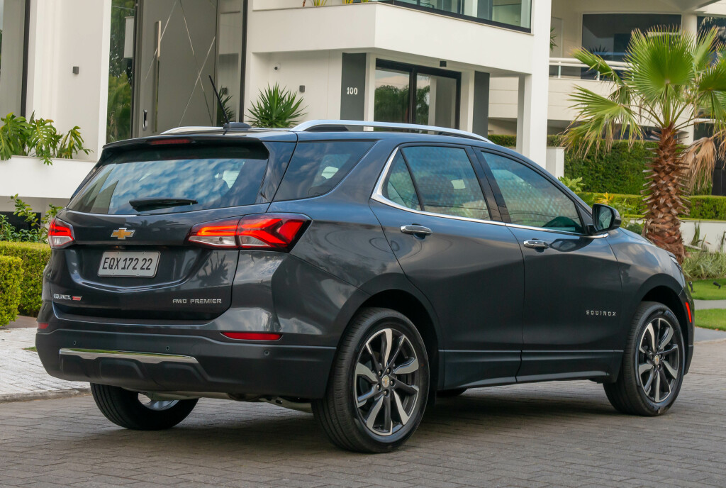 Foto traseira do Chevrolet Equinox Premier 2024.