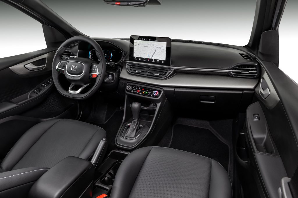 Foto interna do Fiat Pulse Impetus Hybrid 2025, exibindo o painel de ...