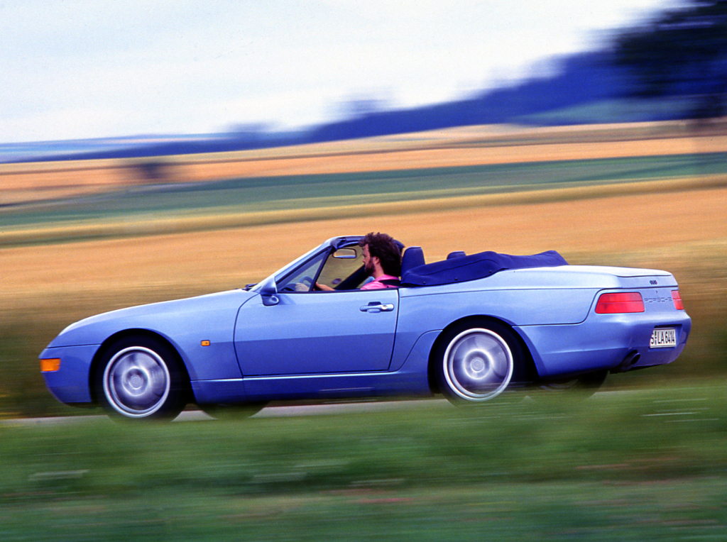 Foto lateral do Porsche 968 Cabriolet (1991-1995), na estrada.
