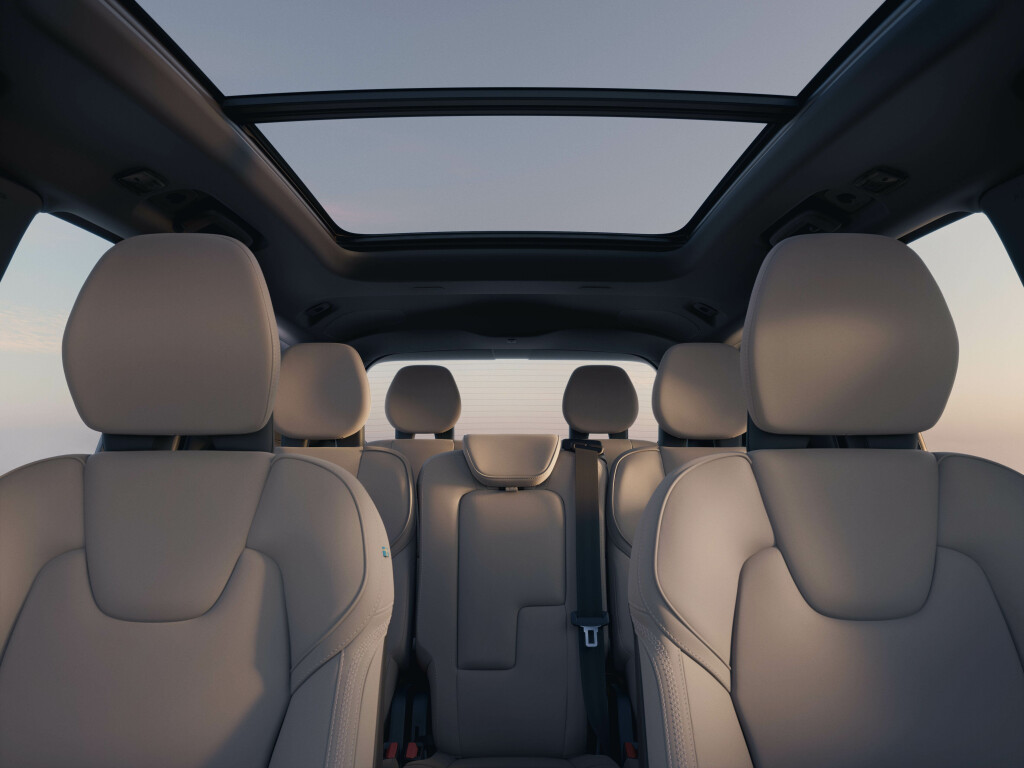 Foto do teto solar panorâmico do Volvo XC90 Ultra T8 2025.