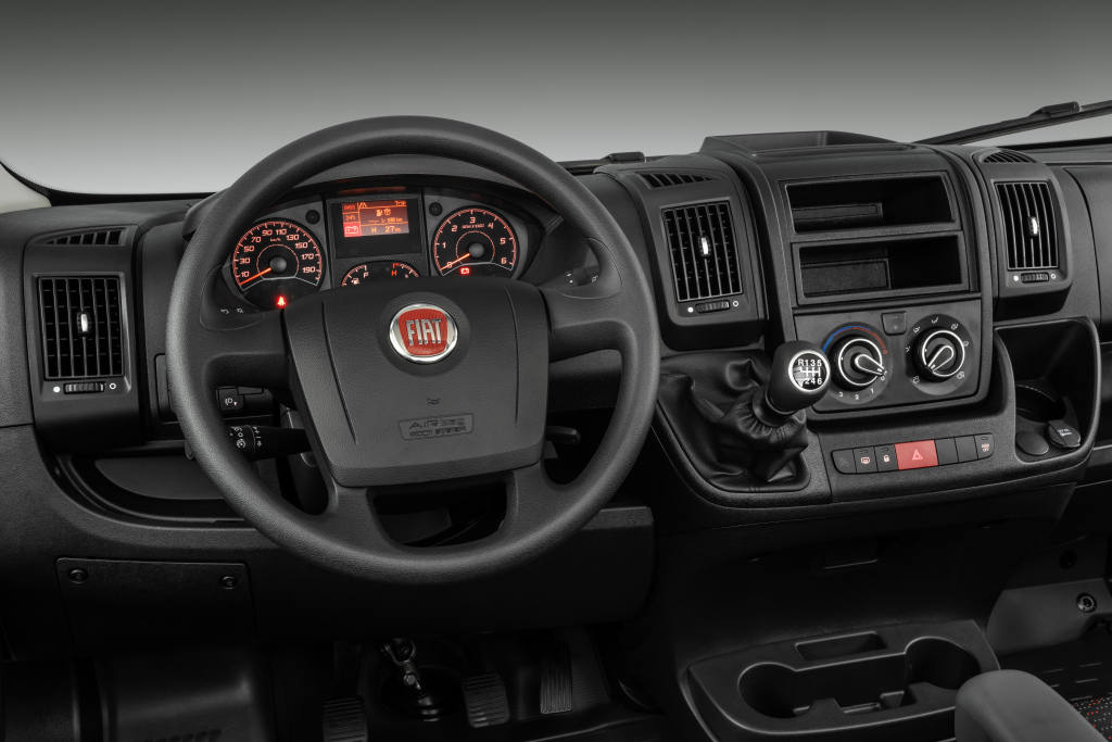Foto interna do Fiat Ducato Maxicargo 2025, exibindo o painel, volante e parte do console central.