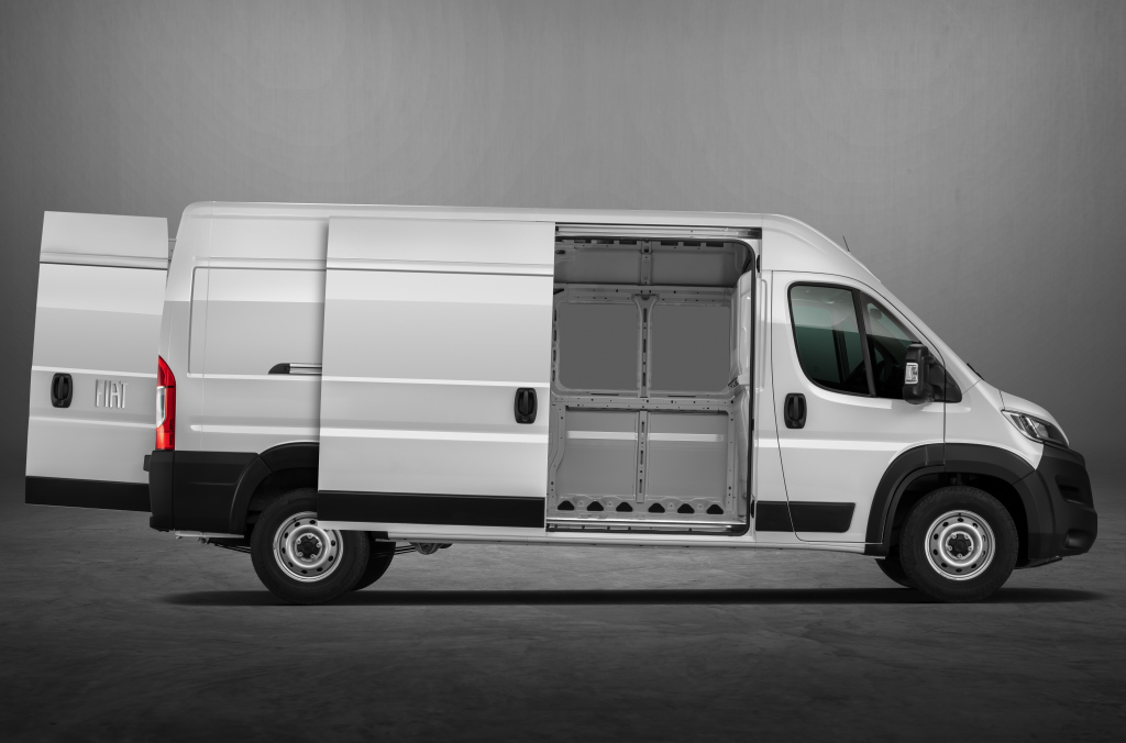 Foto lateral do Fiat Ducato Maxicargo 2025.