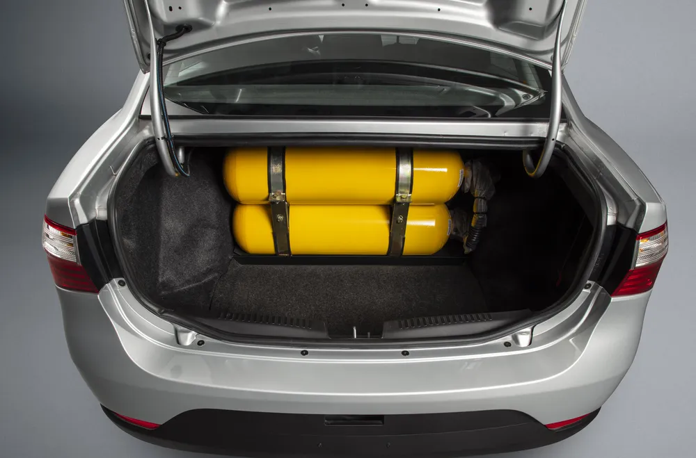 Foto do porta-malas do Fiat Grand Siena Tetrafuel 1.4 com os tubos GNV.