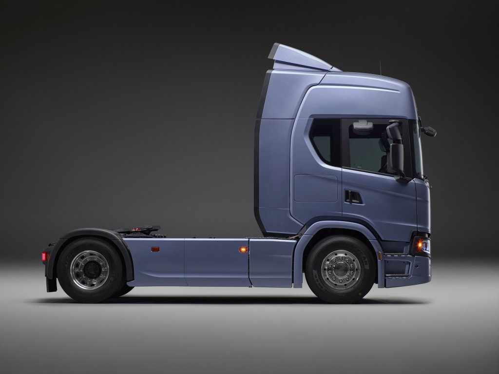 Foto lateral do Scania G-370 4x2 (2024-2025).