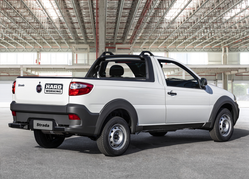 Foto traseira da Fiat Strada Hard Working (2015-2020).