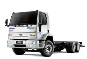 Foto frontal do Ford Cargo 2422 (2007-2012).