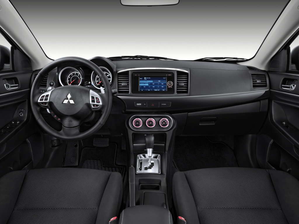 Foto interna do Mitsubishi Lancer Sportback Ralliart (2010-2013 ...