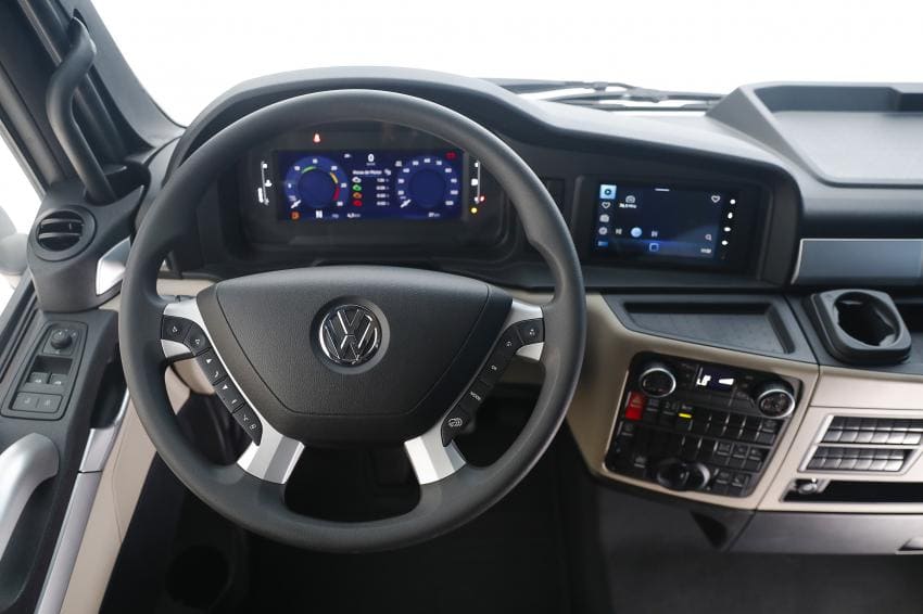 Foto interna do Volkswagen 25-380 6x2 (2024-2025).