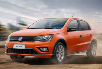 Foto do Volkswagen Gol Track (2017-2018) visto de frente.