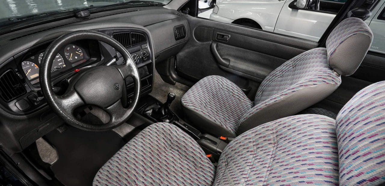 Foto interna do Volkswagen Logus 1.8 (1993-1997), exibindo o painel de ...