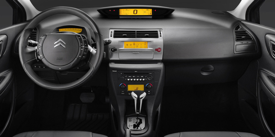 Foto interna do Citroen C4 Competition, exibindo o volante ...