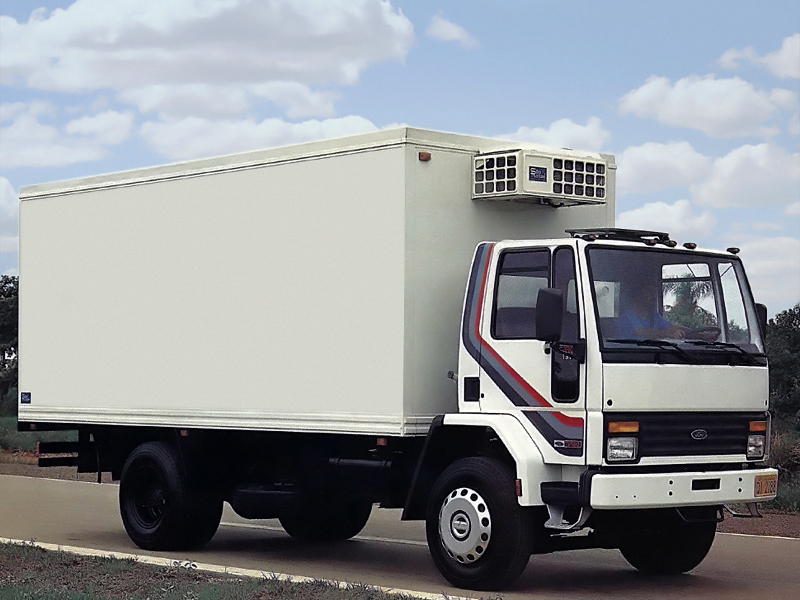 Foto lateral do Ford Cargo 814 (1996-2001).