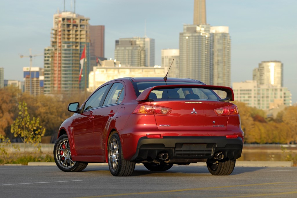 Foto traseira do Mitsubishi Lancer Evolution X (2010-2015).