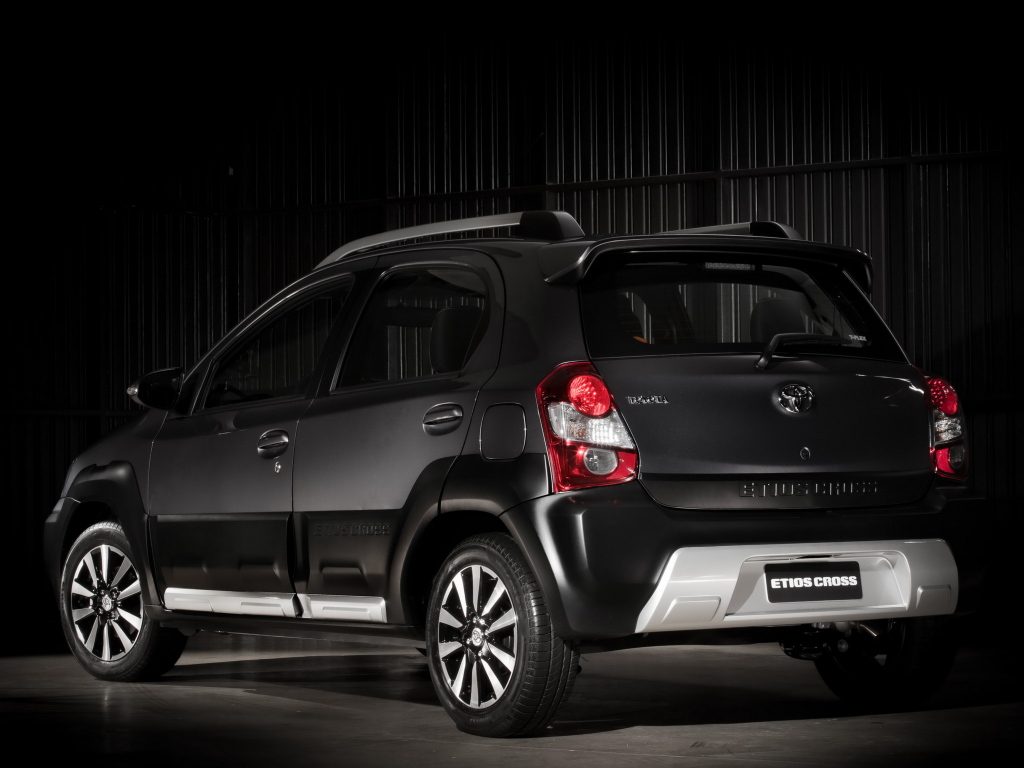 Foto lateral do Toyota Etios Cross (2014-2017).