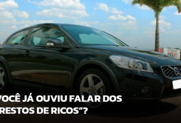A imagem mostra um carro da Volvo na cor preta, representando o tema do texto, que fala sobre os restos de ricos, ou seja, carros luxuosos e importados usados que são vendidos por um preço atraente.