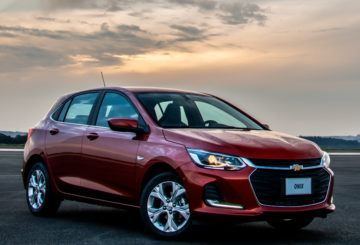 Foto frontal do Chevrolet Onix LT Aut (2020-2022).