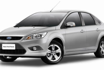 Foto frontal do Ford Focus Titanium Sedan (2011-2013).