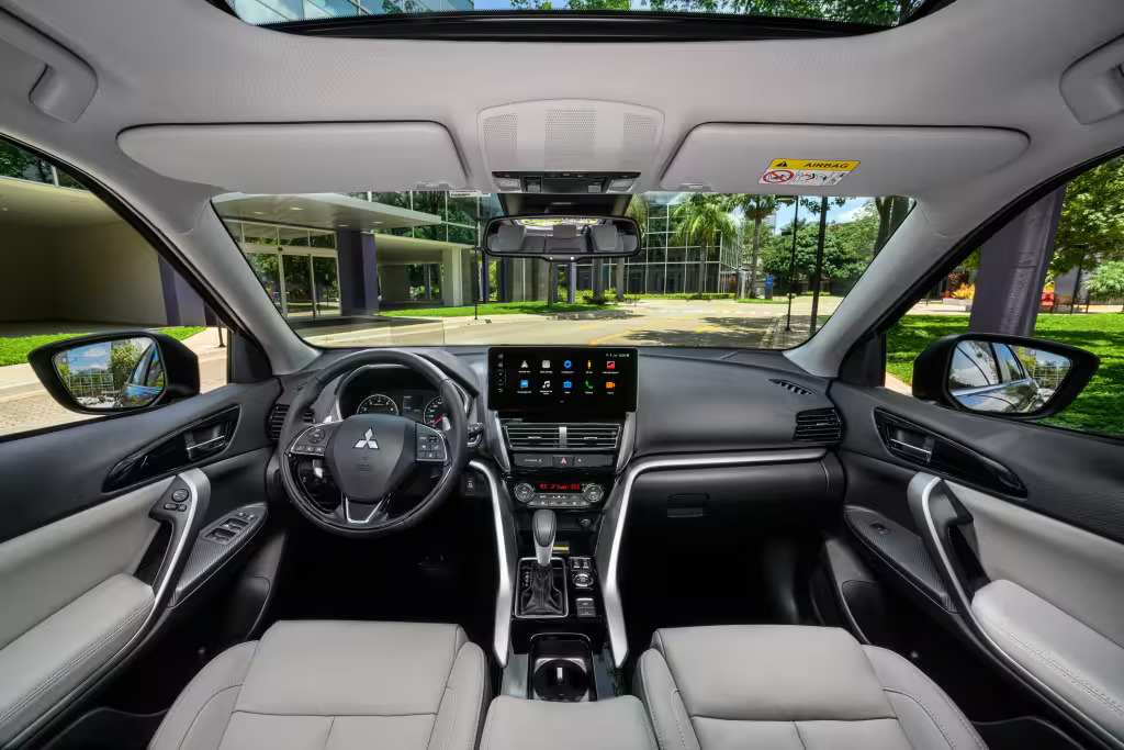 Foto interna do Mitsubishi Eclipse Cross HPE-S 2026, exibindo o painel ...