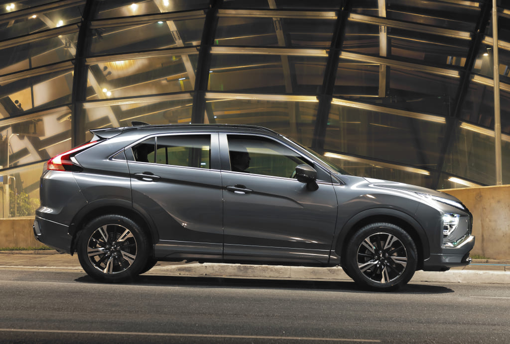 Foto lateral do Mitsubishi Eclipse Cross HPE-S 2026.
