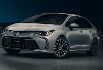 Foto frontal do Toyota Corolla Altis Premium Hybrid 2025.