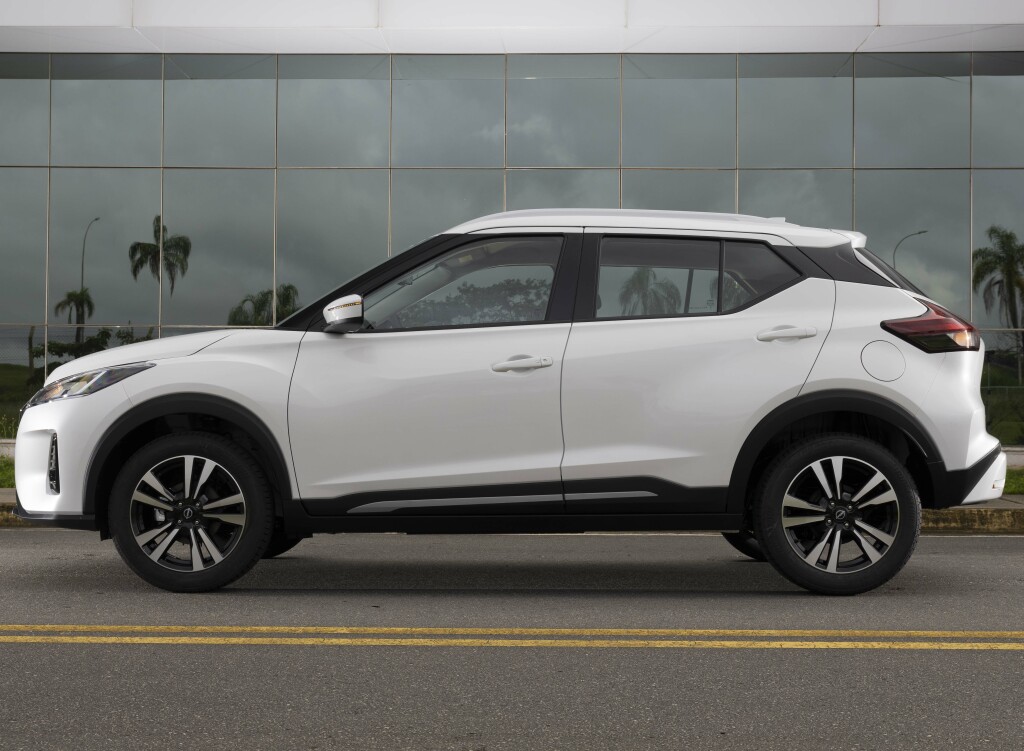 Foto lateral do Nissan Kicks Play Sense 2025.