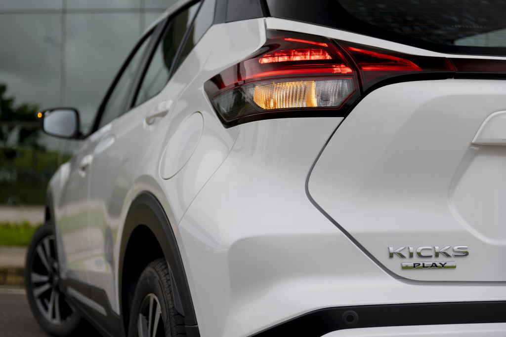 Foto traseira do Nissan Kicks Play Sense 2025.