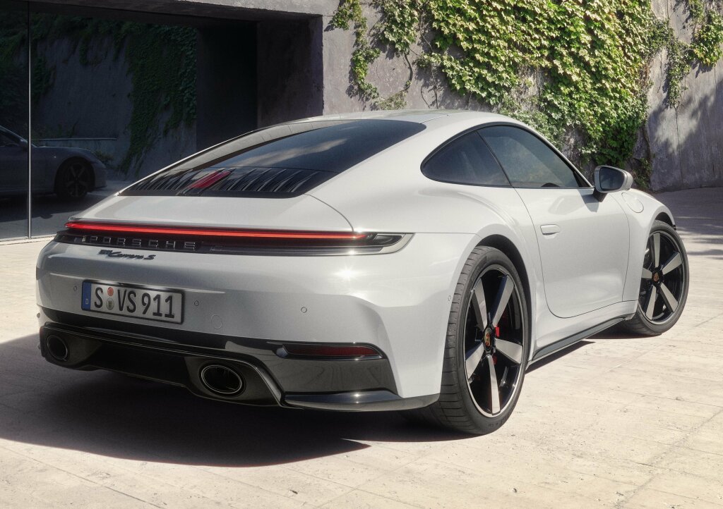 Foto traseira do Porsche 911 Carrera S 2025.